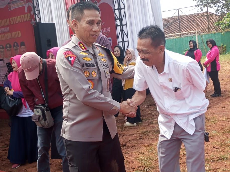 Kapolda Jabar Irjen Pol Ahmad Wiyagus bersalaman dengan Anggota DPRD Kota Tasikmalaya Bagas Suryono.*