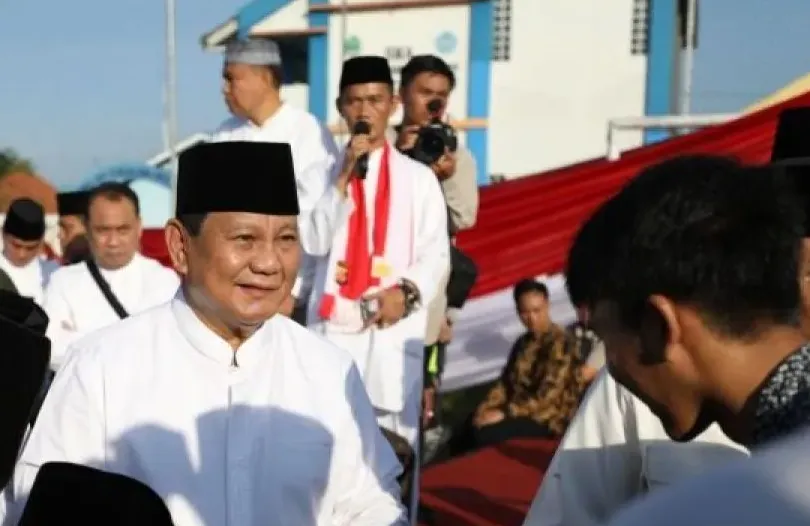 Foto arsip - Menteri Pertahanan RI Prabowo Subianto menunaikan ibadah shalat Idul Adha di Stadion Gelora Mandalamukti Bersatu, Bandung, Jawa Barat, pada 29 Juni 2023./ANTARA/HO-Biro Humas Setjen Kemhan RI.