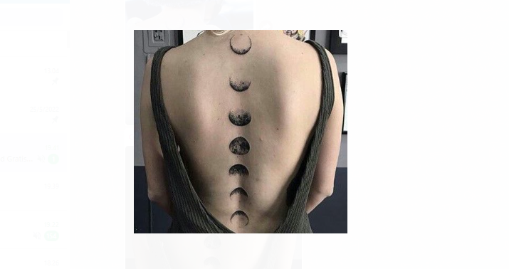 Jimin BTS tak ragu pamerkan tato baru di punggung berbentuk bulan sabit. Banyak ARMY percaya bahwa tato tersebut polanya memanjang.