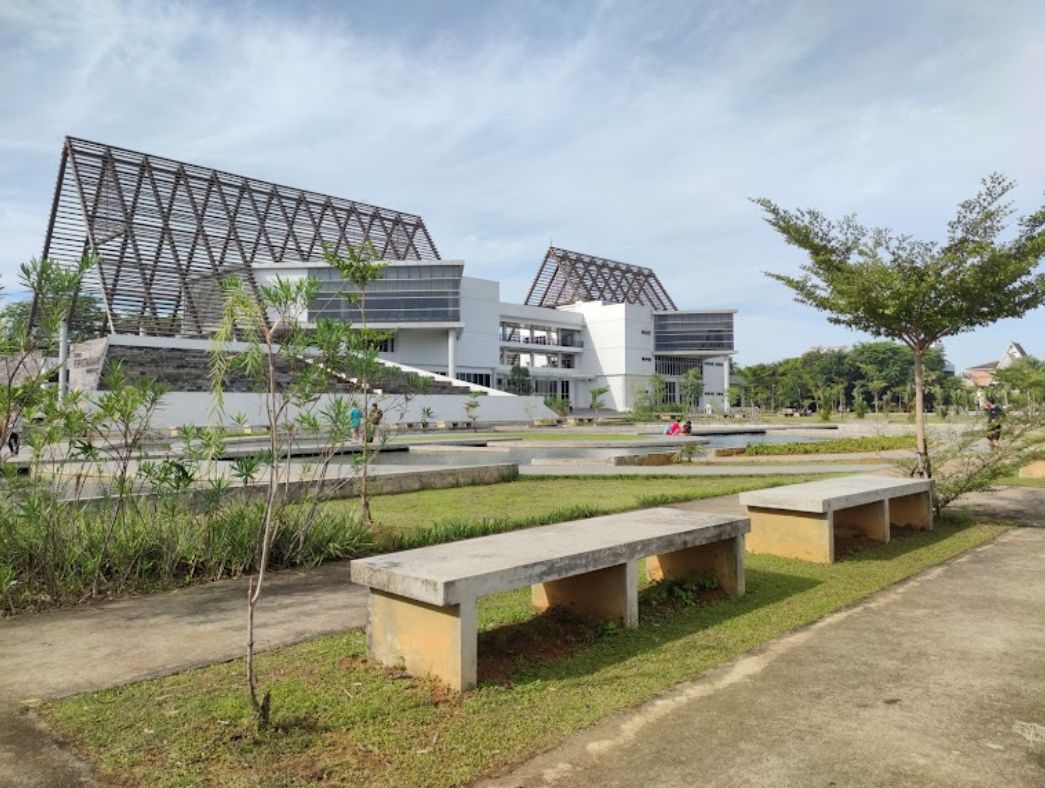Foto kampus Universitas Tanjungpura Pontianak Kalimantan Barat yang merupakan kampus terbaik di Kalimantan Barat.