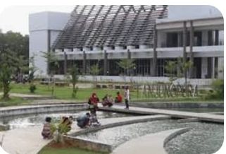 Penampakan taman Rektorat Untan Pontianak, cocok untuk bersantai dan olahraga