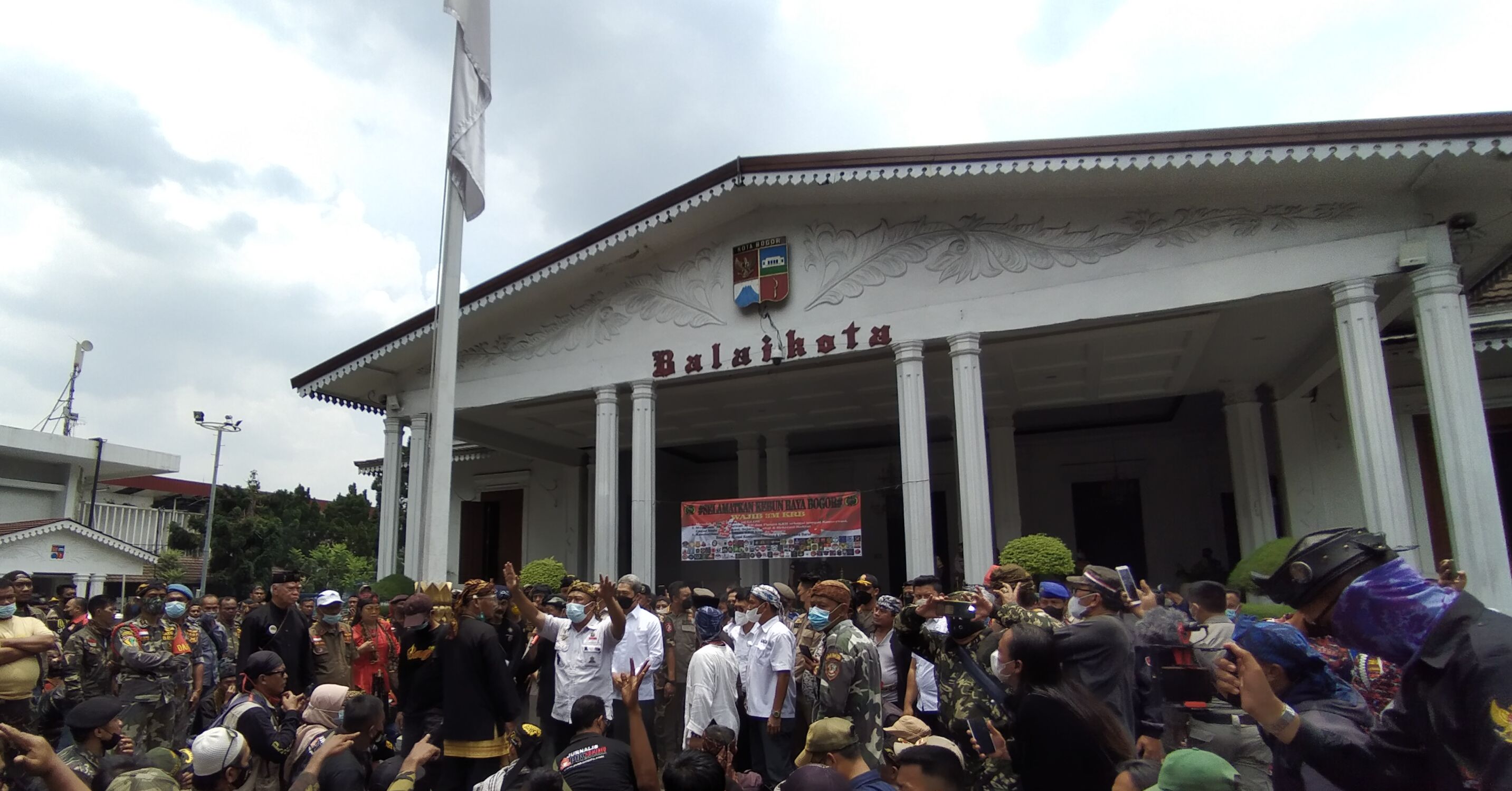 Ratusan warga unjuk rasa tolak Kebun Raya Bogor dikelola swasta.
