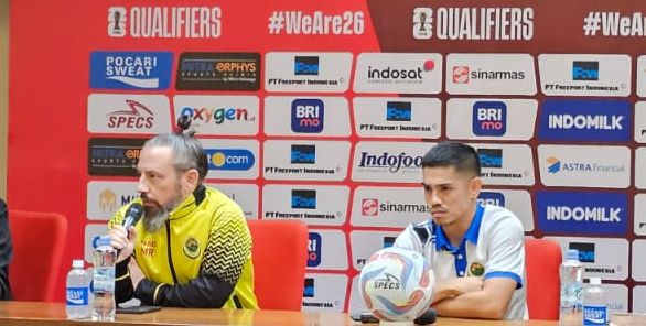 Pelatih Timnas Brunei Darussalam Mario Rivera Campersino dan Kapten Brunei Mohd Hendra Azam bin Mohd Idris memberikan keterangan persiapan mereka lawan Indonesia di Kualifikasi Piala Dunia 2026 di SUGBK, Senayan, Jakarta, Kamis 12 Oktober 2023.