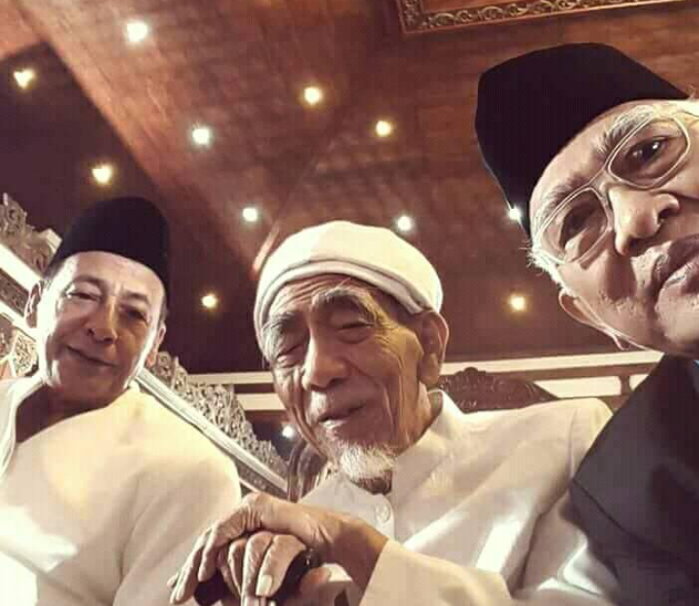 Mbah Moen, KH Maimoen Zubair, sisi tengah, pernha mmeberikan iajzah amalan agar hidup tidka susah rezeki mudah