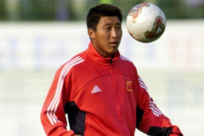 Pemain belakang China Zhang Enhua menghadiri sesi latihan di Seogwipo, Pulau Jeju pada 3 Juni 2002. Mantan kapten tim nasional China itu meninggal akibat masalah jantung setelah merayakan ulang tahun ke-48 pada 30 April 2021. (Robyn BECK / AFP)