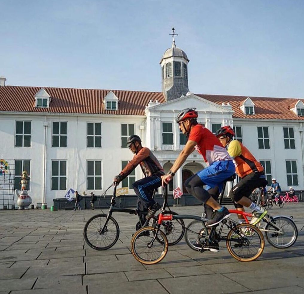 Sandiaga Uno sedang bersepeda di Kota Tua Jakarta. 