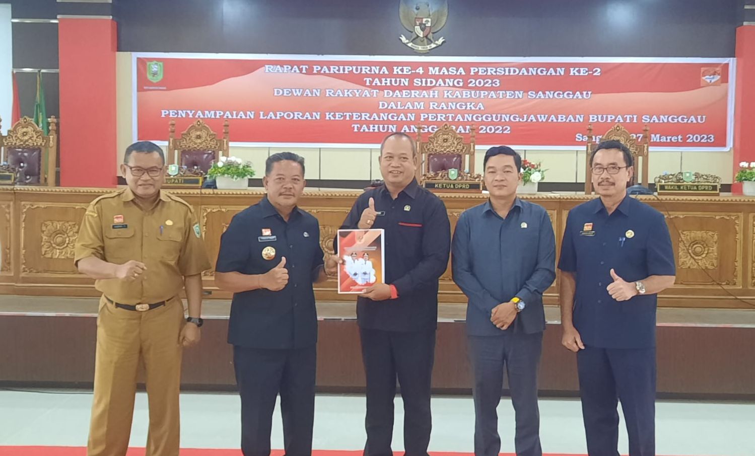 Bupati Paolus Hadi menyerahkan LKPJ tahun 2022 kepada Ketua DPRD Sanggau, Jumadi saat paripurna, Senin 27 Maret 2023