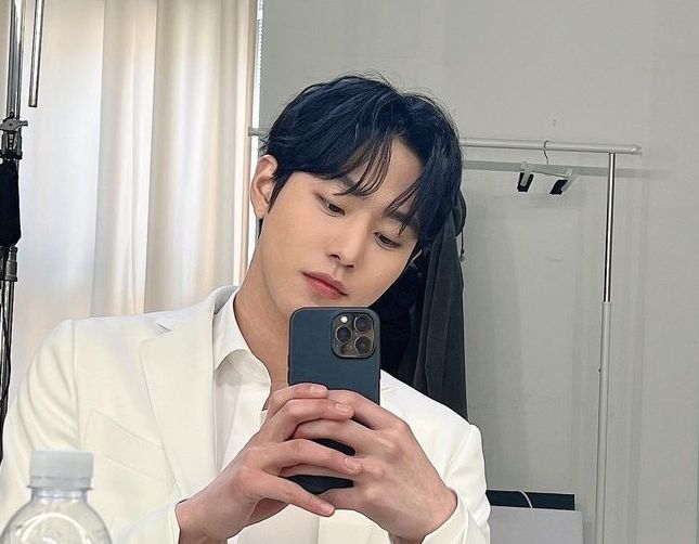 6 Potret Mirror Selfie Kece Ala Ahn Hyo Seop 'Mas Ucup ' Aktor Korea