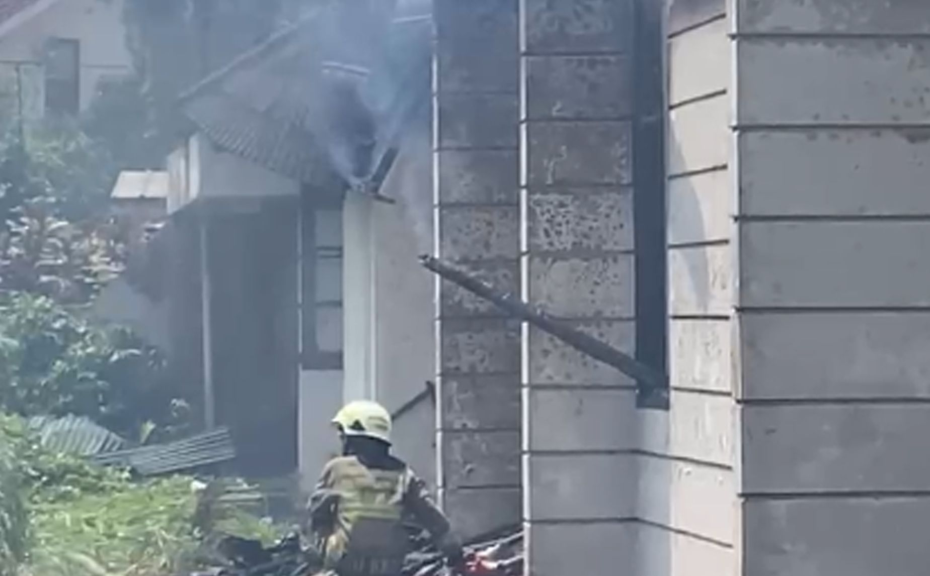 Petugas memadamkan kebakaran rumah di Jalan Samiaji, Kota Bandung, Minggu 17 Desember 2023
