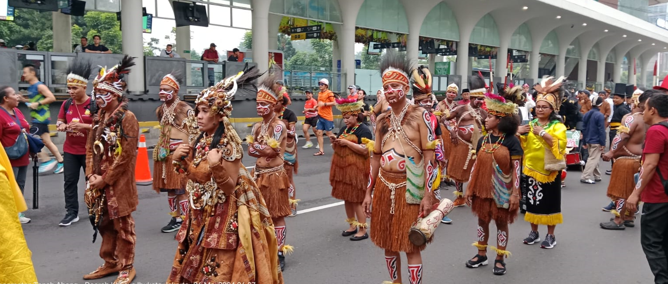 Penampilan menarik yang didemonstrasikan oleh Team dari Papua sangat memeriahkan acara Kirab Pancasila, banyak warga yang sedang menikmati suasana Car Free Day (CFD) ikut menari, berfoto, bahkan pihak panitia pelaksana sangat mengapresiasi team Papua.