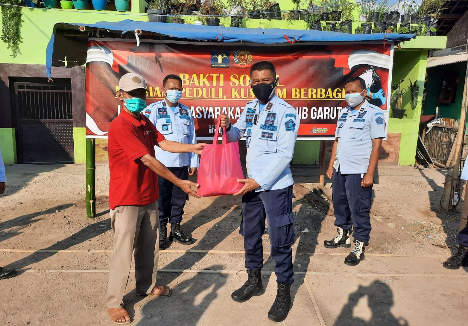 Lapas Kelas IIB Garut Salurkan Paket Bantuan Sembako Kepada Warga Di ...