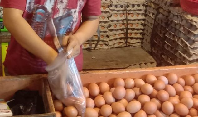 pedagang telur ayan di pasar tradisional