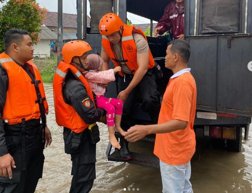 Personel Samapta Polres Kudus melakukan evakuasi warga