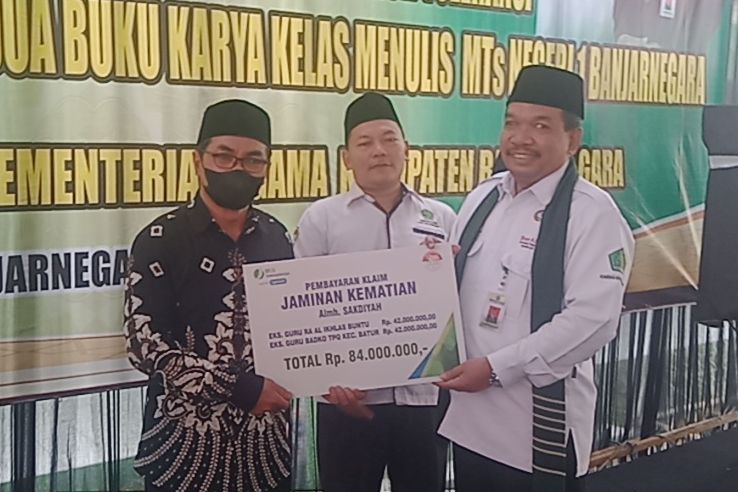 Karsono Kepala Kemenag Kabupaten Banjarnegara 'kanan' Menyerahkan Simbolis Santunan Jaminan Kematian 'JKM' Bagi Ahli Waris 