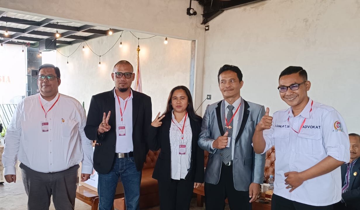 Pasangan Ketua dan Sekretaris DPC KAI Kab. Bandung 2023-2028, Bakti Firmansyah - Vitria Tejaningrum (ke-2 dan 3 dari kiri), bersama rekannya pada Muscab DPC KAI Kab. Bandung, Sabtu 28/01./K.M Khouri..