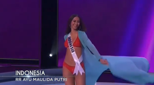 Ayu Maulida dalam ajang kecantikan dunia Miss Universe 2020, pada babak swimsuit.*