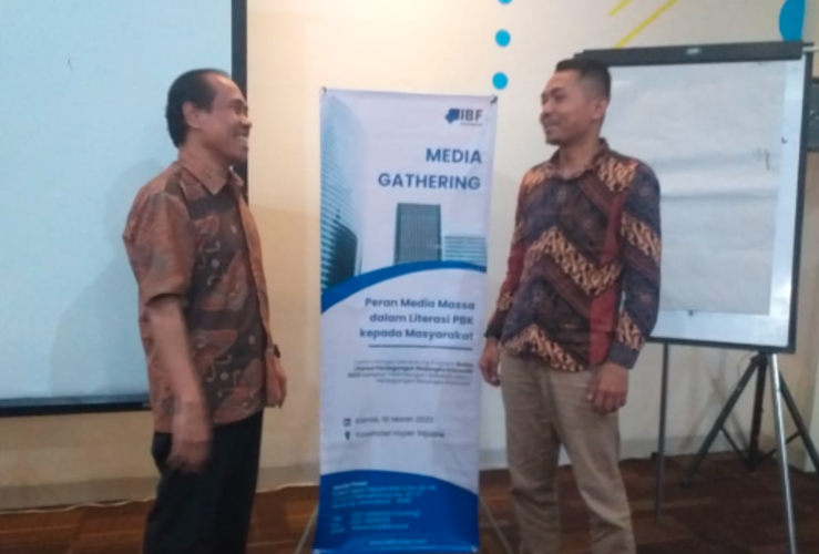 Direktur Utama IBF, Ernawan (kiri) berbincang dengan Direktur Kepatuhan PT IBF, Ilham (kanan) di acara Media Gathering tentang Perdagangan Berjangka Komoditas, Kamis 16 Maret 2023 di Fave Hotel Bandung