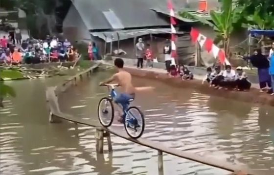 Lomba naik sepedea di atas kolam/empang, salah satu ide lomba 17 Agustusan yang anti mainstream