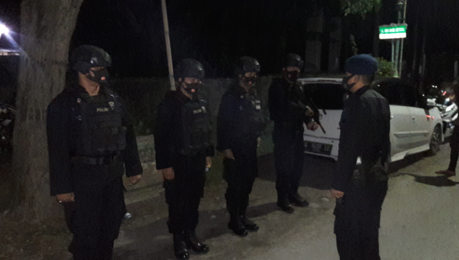 Tim Jihandak Brimob Pekalongan tiba di lokasi pukul 20.00 WIB untuk evakuasi granat