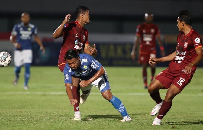 Striker Persib Bandung Febri Haryadi harus jatuh bangun mendapat pengawalan ketat pemain Borneo FC pada laga lanjutan BRI Liga  1 Indonesia 2021-2022 di Stadion Indomilk Arena, Tanggerang yang berkesudahan 0-0.
