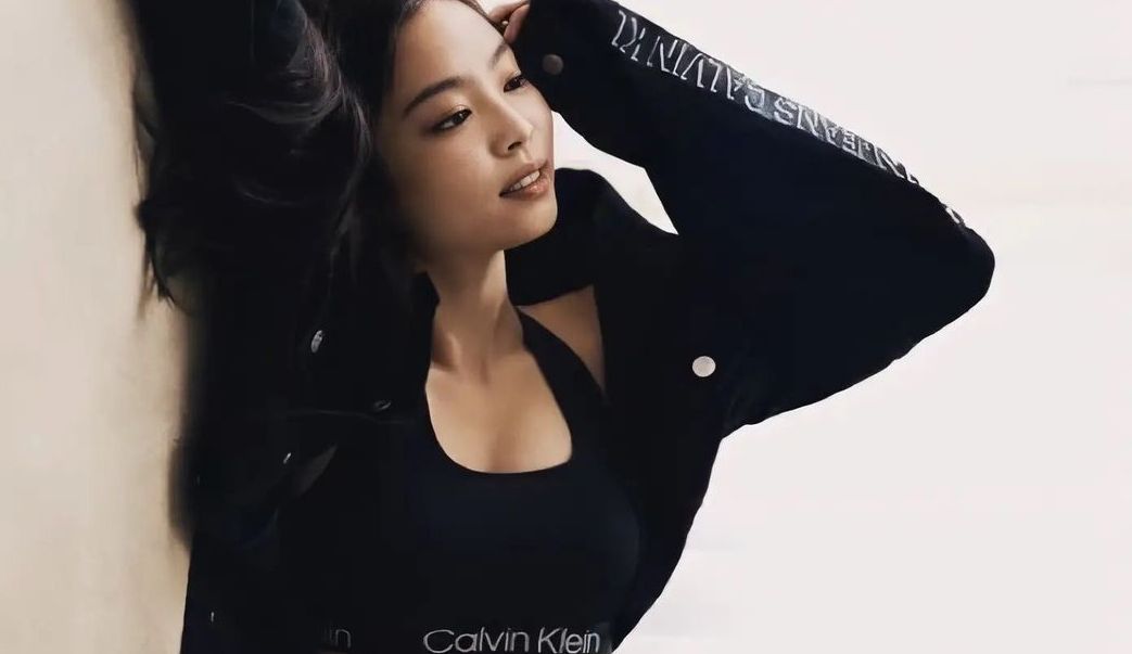 Foto cute Jennie aesthetic BLACKPINK untuk Calvin Klein, Bikin BLINK penasaran