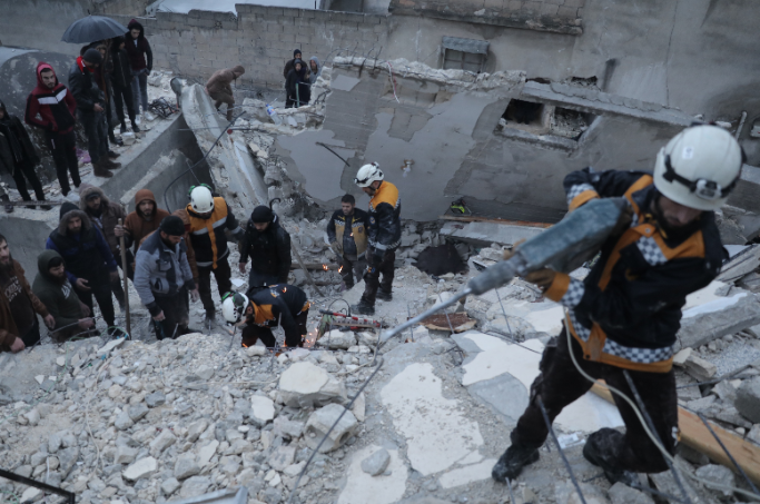 Evakuasi korban guncangan gempa bumi dahsyat yang terjadi di Turki, berdampak ke negara Suriah. Evakuasi dilakukan oleh The White Helmets di Suriah, di unggah di Twitter @SyriaCivilDef.