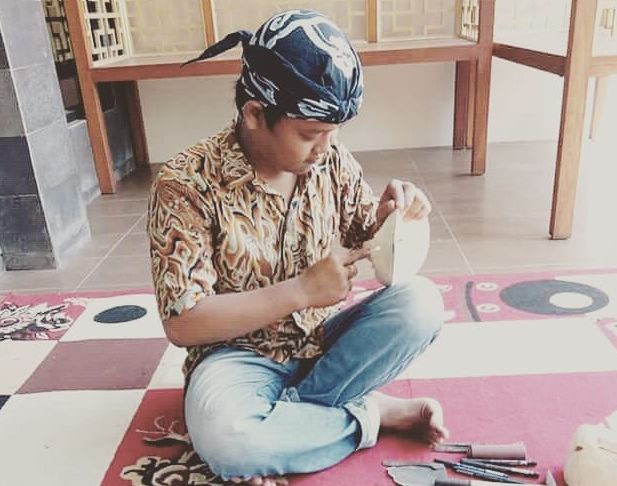 Seniman dan Pengrajin Seni Topeng Kabupaten Cirebon Wasnadi, tengah sibuk membuat topeng, di musim pandemi covid-19 ini melumpuhkan dunia seni di Cirebon.
