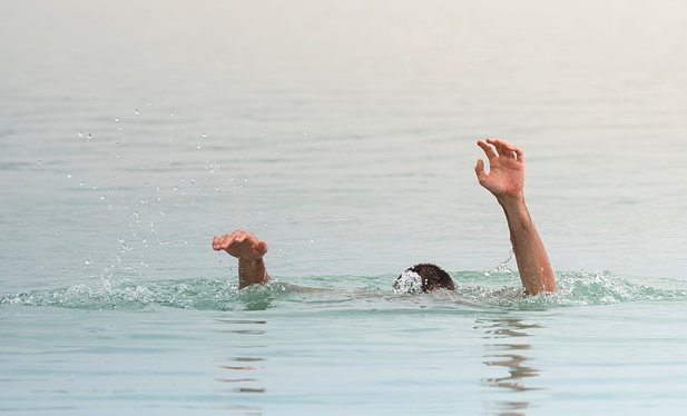 Ilustrasi orang tenggelam