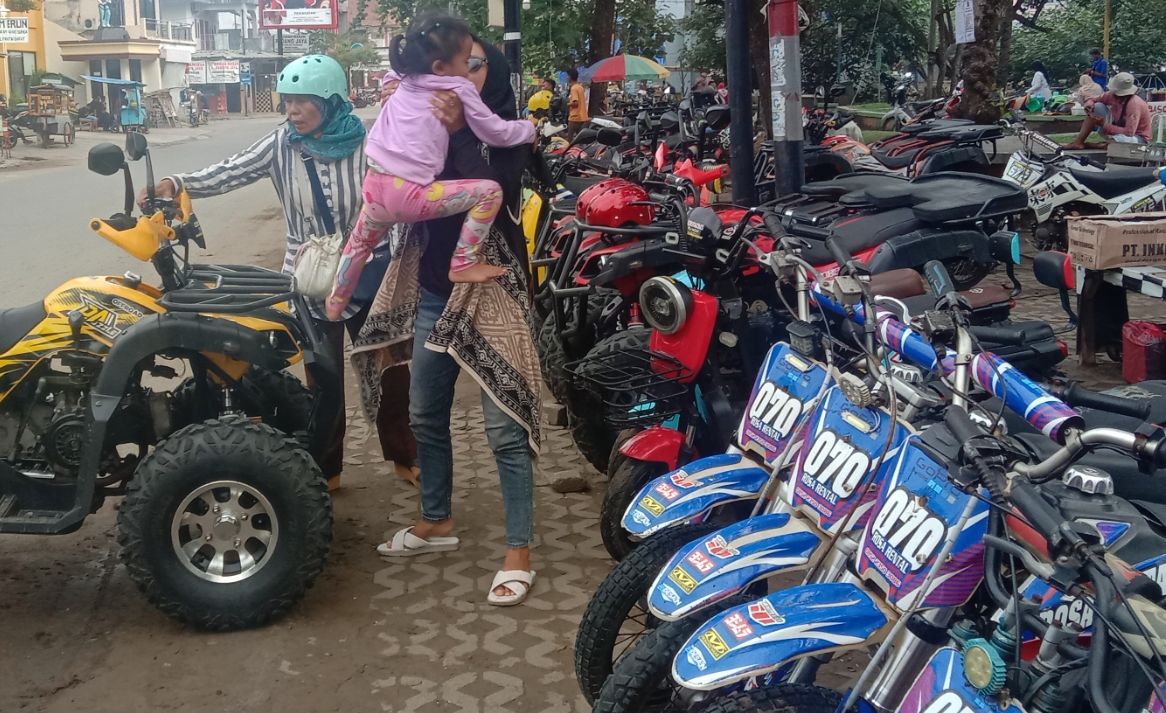 Pengunjung sedang menggunakan jasa rental ATV di objek wisata Pantai Pangandaran, Kamis 23 November 2023.