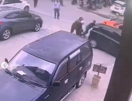 Rekaman CCTV Memperlihatkan Anak Anggota Dewan Pukul Tukang Parkir di Wajo