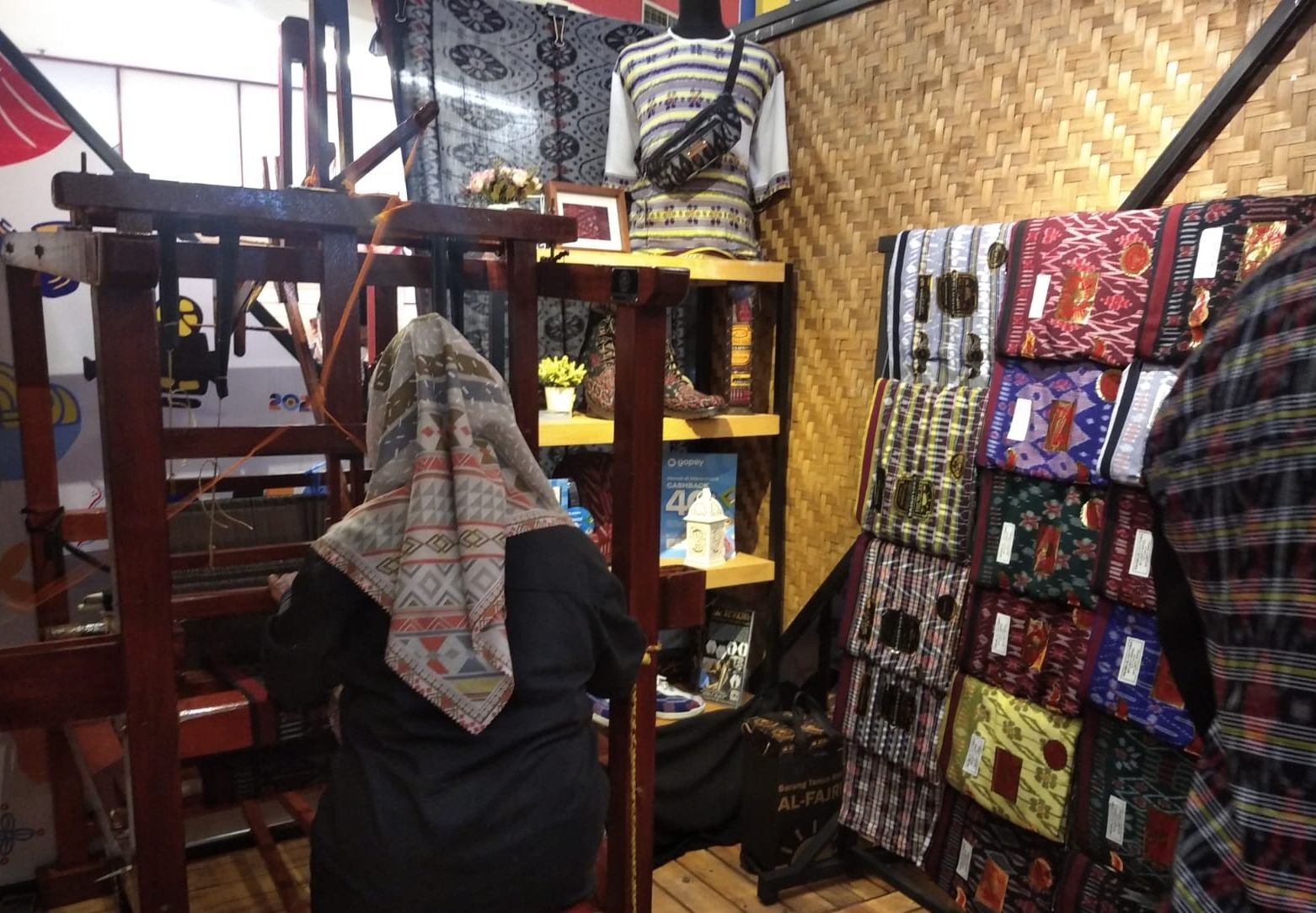 Potret stand UMKM, dari model baju, tas, sepatu dan  kain batik tenun goyor Al-Fajri