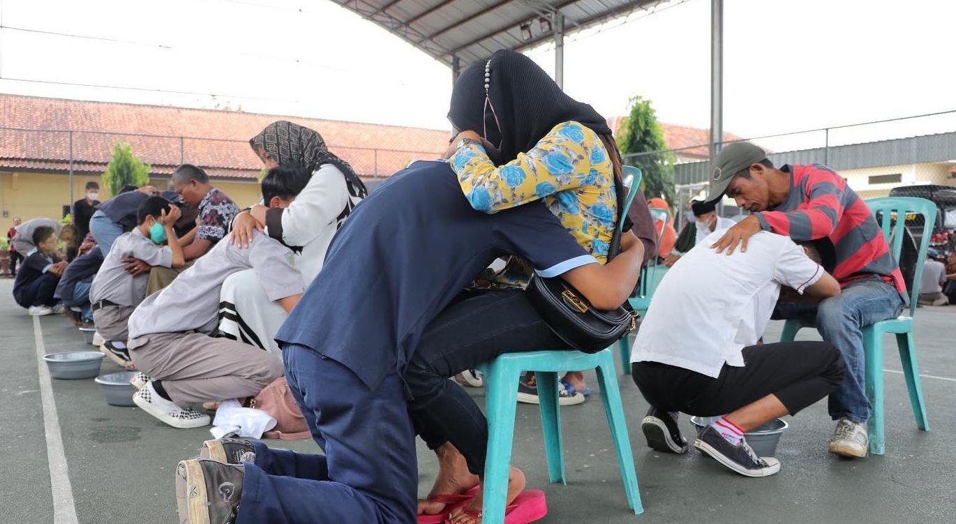 Para pelaku tawuran saat melakukan sungkem kepada orang tua di Polres Kebumen.
