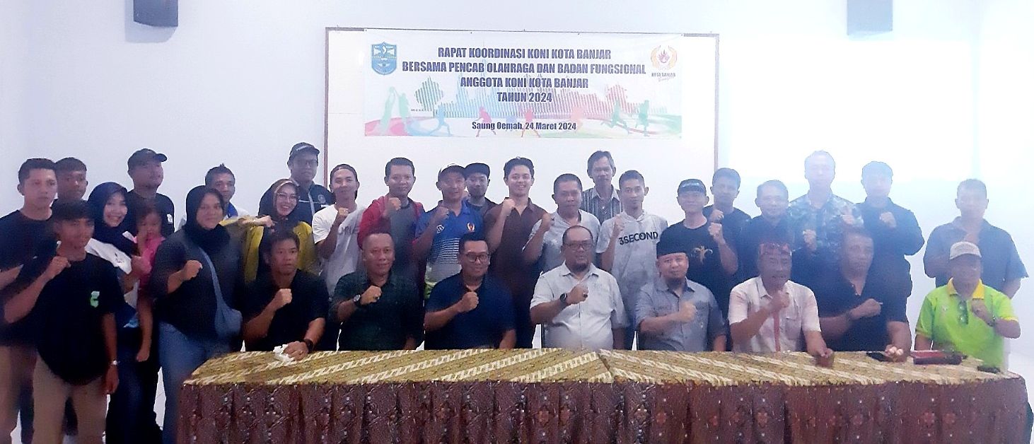 Peserta Rapat Kordinasi Pengcab Olahraga dan Badan Fungsional KONI Kota Banjar difoto bersama usai buka puasa bersama di aula RM Saung Umah, Minggu (25/3/2024).