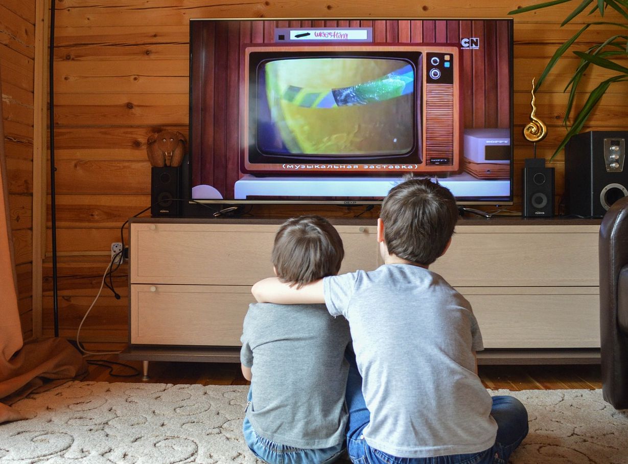 Savefrom.net Download Video dari VIU untuk Nonton Offline, Ilustrasi nonton TV. 