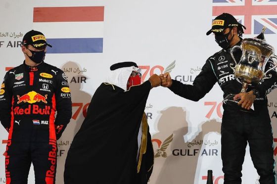 Lewis Hamilton berhasil menjuarai balapan penghujung akhir tahun F1 2020 di GP Bahrain.