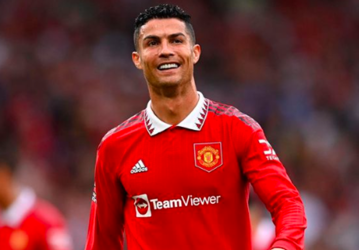 Mega bintang kapten Portugal Cristiano Ronaldo, dikabarkan sepakat untuk bergabung dengan klub Arab Saudi Al-Nassr. Ronaldo telah menyetujui kontrak fantastis senilai 200 juta euro atau setara Rp3,20 triliun per tahun setelah Piala Dunia 2022 Qatar berakhir. 