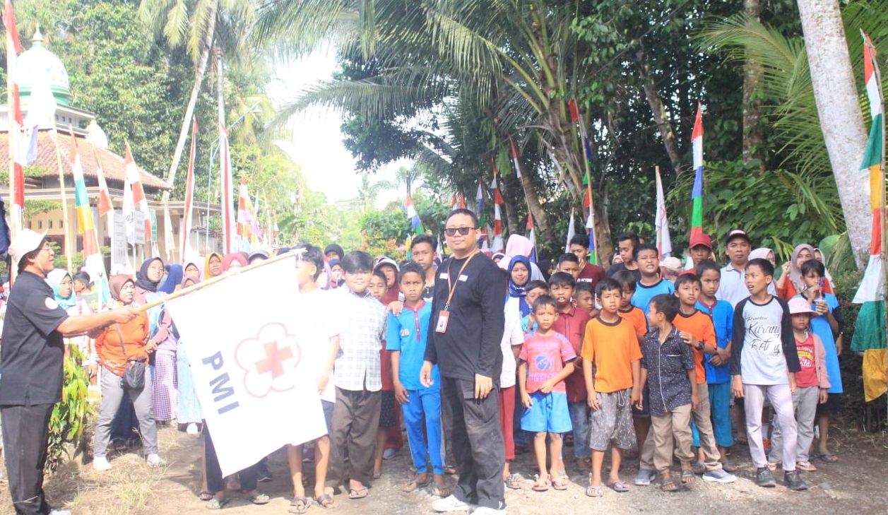 Masyarakat desa Walurejo Kecamatan Puring, Kabupaten Kebumen ikuti jalan sehat dalam rangka sosialisasi dan mitigasi bencana PMI Kebumen bersama Palang Merah Jepang