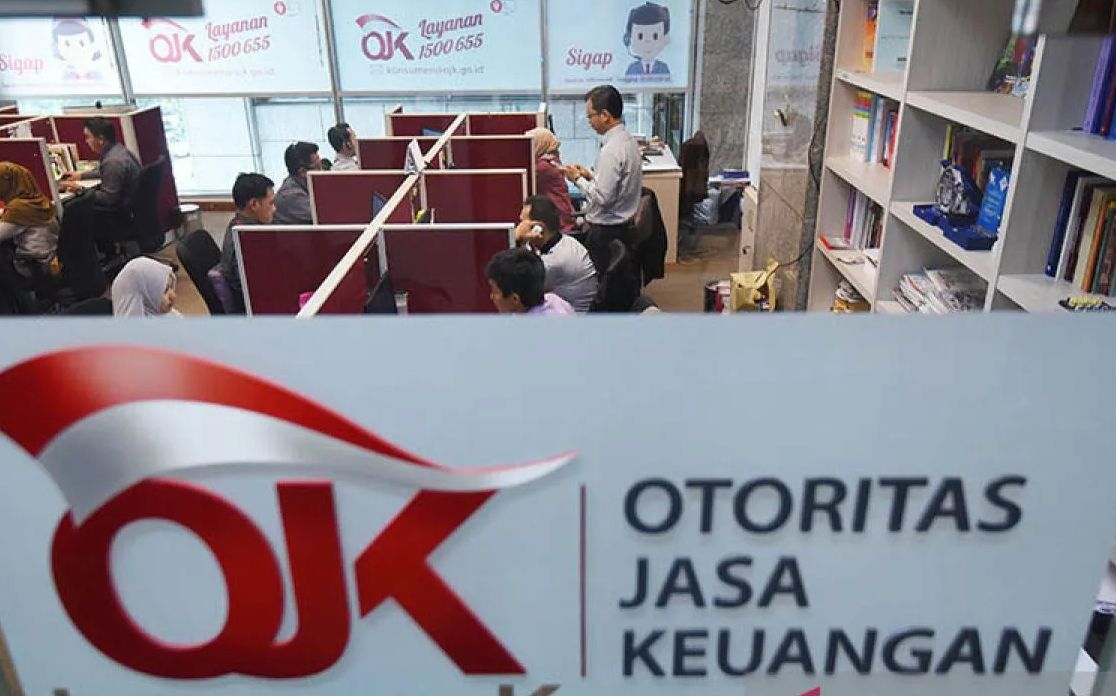 Ilustrasi - Petugas beraktivitas di ruang layanan Konsumen Otoritas Jasa Keuangan (OJK) di Jakarta.