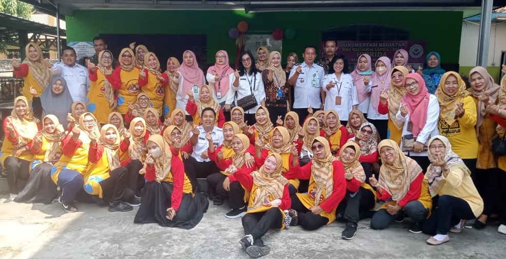 Sekretaris BKKBN Banten Yuda Ganda Putra foto bersama sejumlah pengelola Sekolah Lansia Smart di Provinsi Banten.