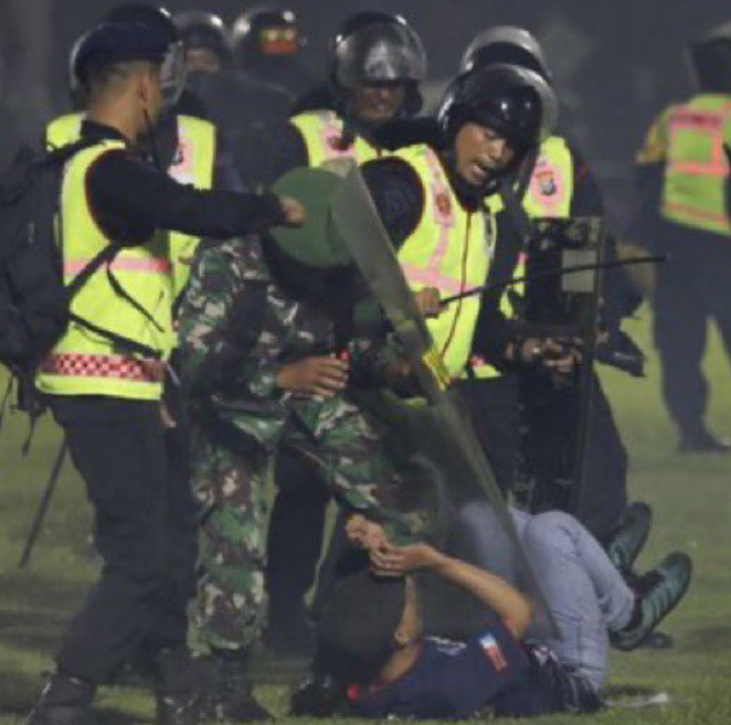 Aksi brutal dan tidak manusiawi dari aparat saat mengamankan suporter Arema di stadion Kanjuruhan, Sabtu, 1 Oktober 2022.