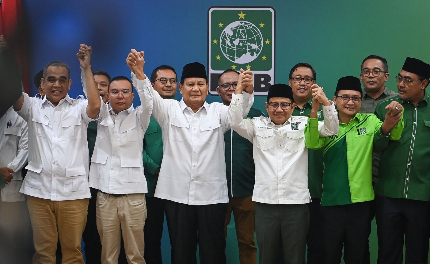 Presiden terpilih periode 2024-2029 Prabowo Subianto (ketiga kiri) bergandengan tangan dengan Ketua Umum Partai Kebangkitan Bangsa (PKB) Muhaimin Iskandar (ketiga kanan) dan jajaran petinggi kedua partai politik usai melakukan pertemuan di Kantor DPP PKB, Jakarta, Rabu, 24 April 2024.