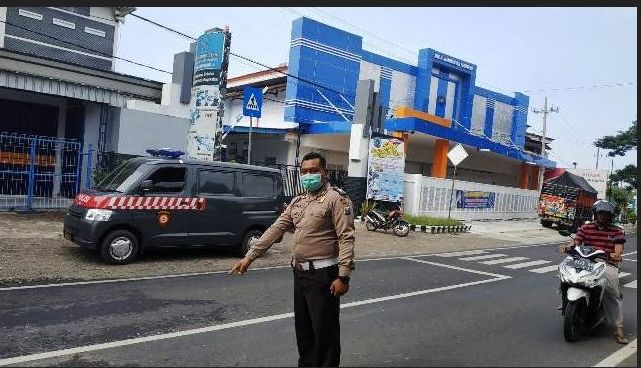 Laka maut, polisi olah TKP di Genteng.