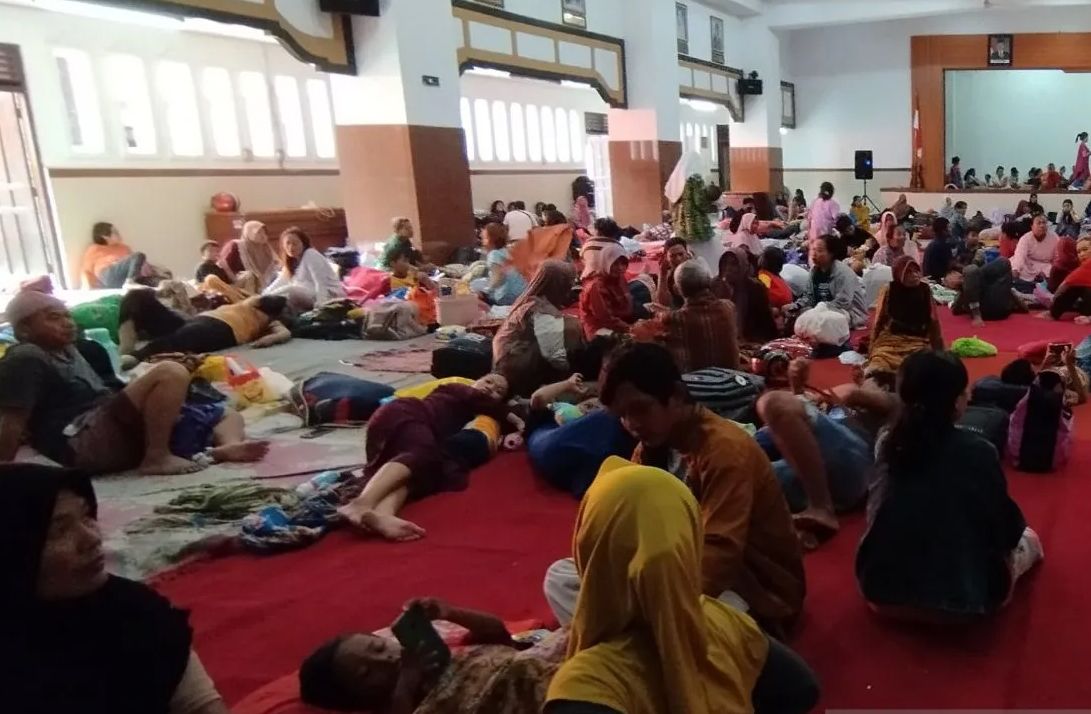Pengungsi akibat banjir di Kudus ditampung di aula DPRD Kabupaten Kudus, Jawa Tengah, Minggu 17 Maret 2024.    