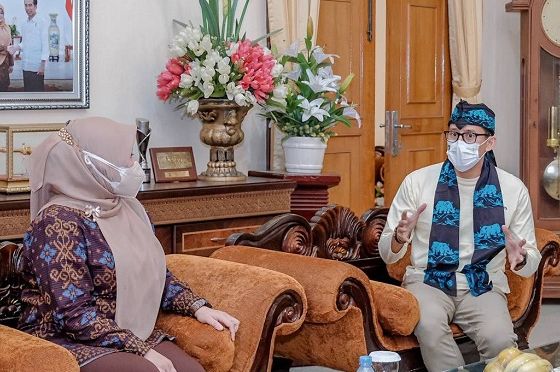 Manparekraf Sandiaga saat bertemu Bupati Pandeglang, Banten, Irna Narulita, Jum'at 20 Agustus 2021.