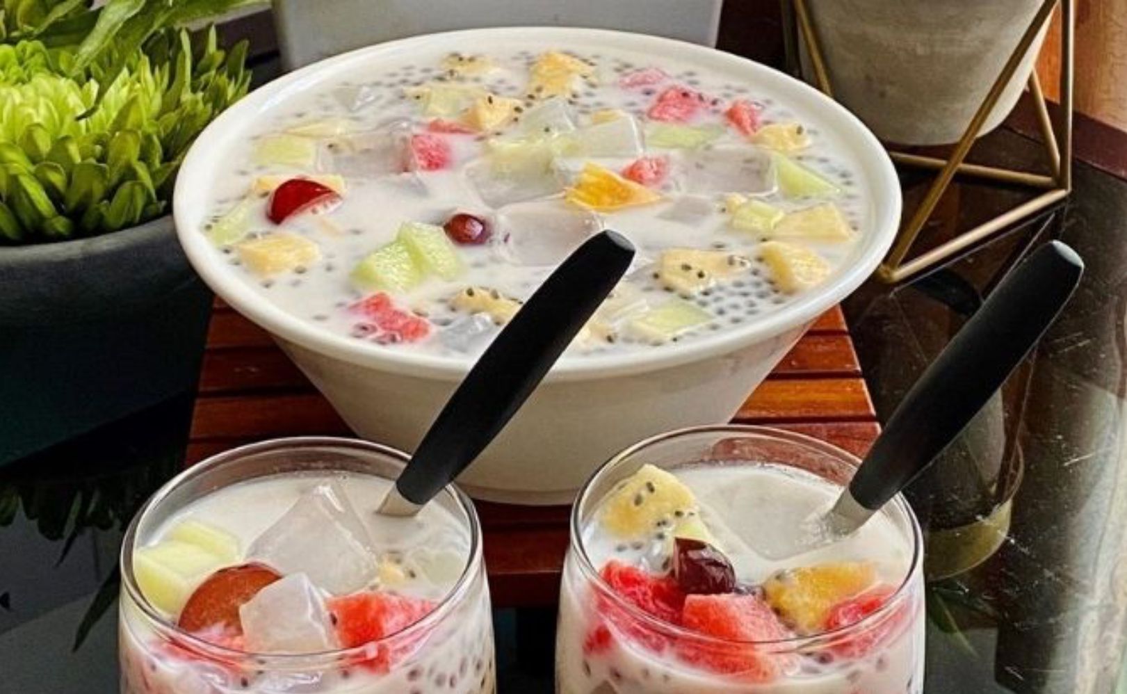 Ilustrasi es buah segar simple dan nikmat untuk menu berbuka puasa Ramadhan 2023