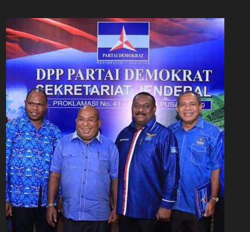 Ketua Partai Demokrat Papua, Lukas Enembe ketika masih aktif dan sehat saat bersama para kader demokrat Papua,.