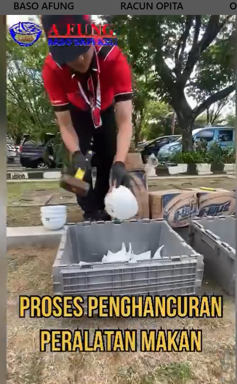 Karyawan Baso Afung Bandara I Gusti Ngurah Rai Bali memecahkan perlengkapan makan satu per satu buntut viralnya video Influencer makan kerupuk babi di outlet mereka.