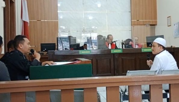 Terdakwa Erwan sedang menjawab pertanyaan jaksa penuntut umum terkait adanya keterlibatan Wakil Ketua DPRD Jabar Oleh Soleh