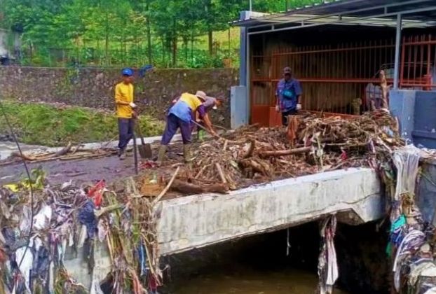 Petugas membersihkan sisa sampah terbawa luapan sungai Ciwarga yang mengalami jebol di Perum  Sukaraja, Kelurahan Sukaraja Kecamatan Cicendo Kota Bandung beberapa waktu lalu.