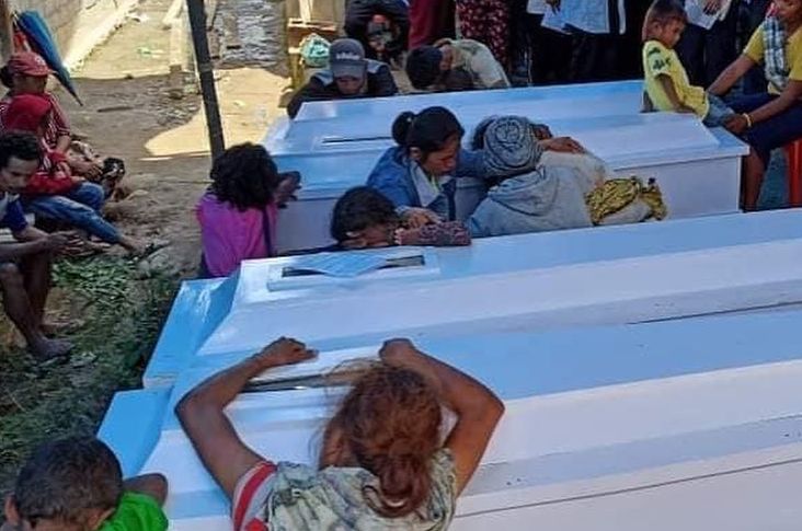 Keluarga korban dan warga Desa Lembantongoa mengikuti ibadah proses pemakaman empat korban pembantaian sadis di Sigi, Sabtu (29/11).